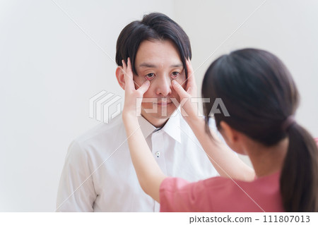 一名男子在眼科醫師處接受眼科檢查 一名男子在眼科醫師處接受眼科檢查 111807013