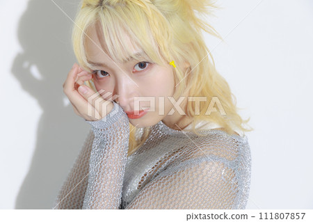 穿著街頭時尚的金髮年輕女子 穿著街頭時尚的金髮年輕女子 111807857