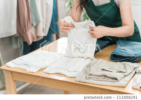 Women working at jeans shops, denim shops, clothing stores, apparel shops 111808291