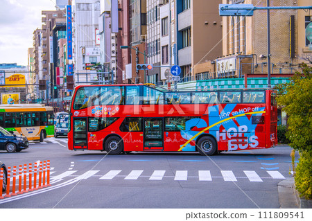 日本東京城市景觀 Sky hop 巴士經過淺草站前,即將轉向淺草寺(向後)= 18 號 日本東京城市景觀 Sky hop 巴士經過淺草站前,即將轉向淺草寺(向後)= 18 號 111809541