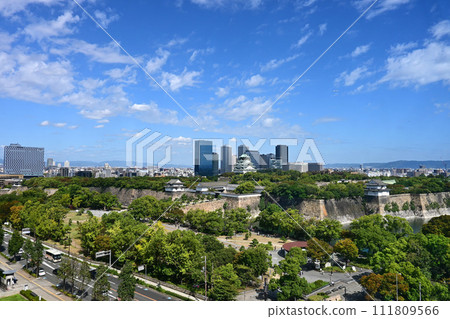 秋季天氣中的大阪城和大阪城市景觀 111809566