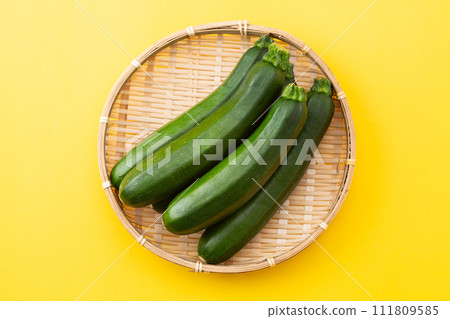 黃色背景上的西葫蘆 黃色背景上的西葫蘆 111809585