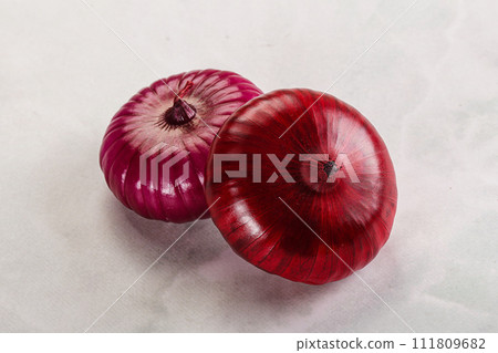 Purple raw onion for cooking 111809682