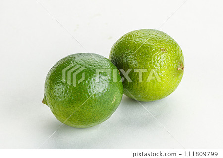 Natural irganic sour ripe lime 111809799