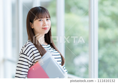 女大學生在走廊見面。攝影合作:有明教育藝術專門學校 女大學生在走廊見面。攝影合作:有明教育藝術專門學校 111810132