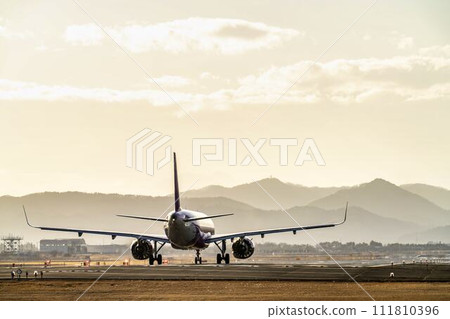 黃昏時分的仙台機場,飛機起飛,宮城縣名取市 黃昏時分的仙台機場,飛機起飛,宮城縣名取市 111810396