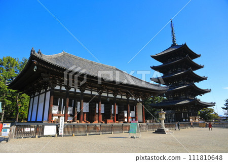 [奈良縣]晴天的興福寺（東金殿和五層塔） 111810648