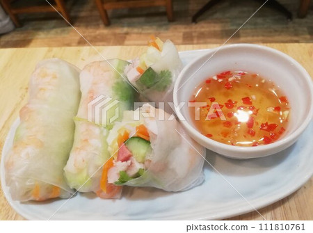 Vietnamese food, fresh spring rolls (goikun) Vietnamese food, fresh spring rolls (goikun) 111810761