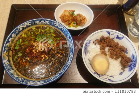 Lunch set of black tandan noodles and pork rice 111810788
