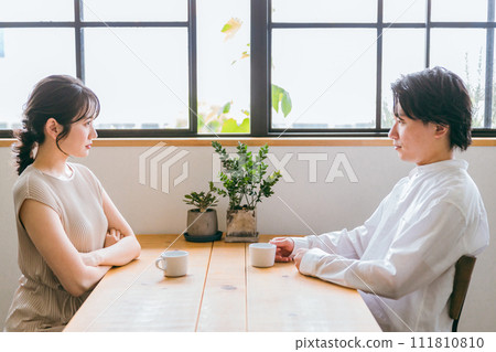 一名男子和一名震驚的女子正在咖啡館/家庭餐廳進行告別/嚴肅的談話。 一名男子和一名震驚的女子正在咖啡館/家庭餐廳進行告別/嚴肅的談話。 111810810
