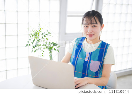 兒童保育人員、護理人員和在電腦上工作的工作人員看著攝影機 兒童保育人員、護理人員和在電腦上工作的工作人員看著攝影機 111810944
