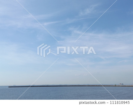 藍藍的天空和白色的雲霧籠罩著沙灘 藍藍的天空和白色的雲霧籠罩著沙灘 111810945