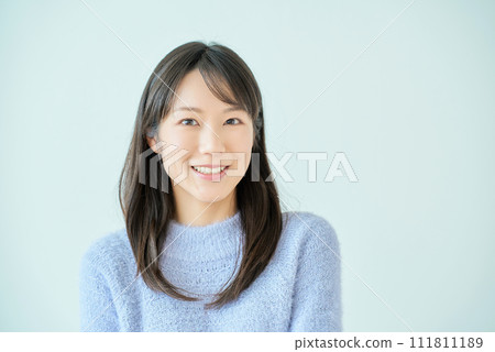 白色背景與微笑的年輕女子 白色背景與微笑的年輕女子 111811189