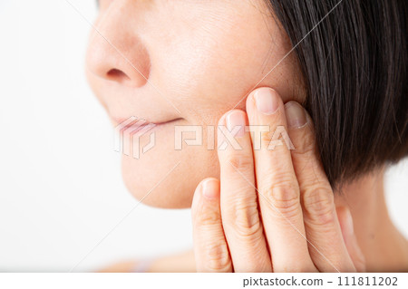 Middle women skin care image Middle women skin care image 111811202