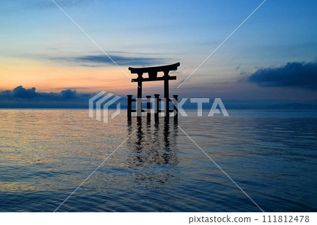 Shiga Prefecture Shirahige Shrine at dawn, large torii gate in Lake Biwa 111812478