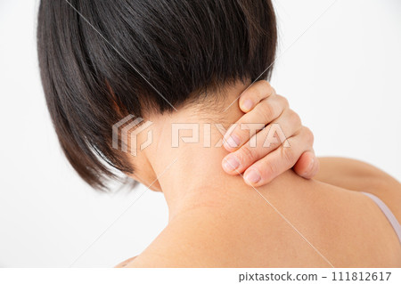 中年婦女摀著脖子 111812617