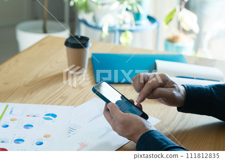 操作智能手機的男人的手 操作智能手機的男人的手 111812835