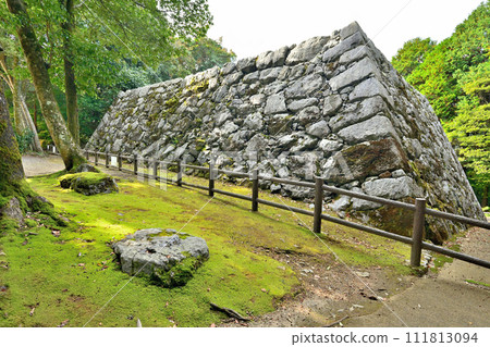 週國:岩國城的天守閣、石牆、弧形環、秋景 週國:岩國城的天守閣、石牆、弧形環、秋景 111813094