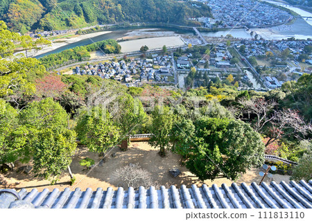 Suo Province: Iwakuni Castle's castle tower, stone wall, curved ring, and view in autumn 111813110