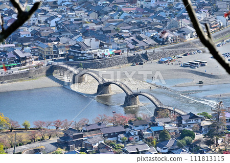 週國：岩國城的天守閣、石牆、弧形環、秋景 111813115