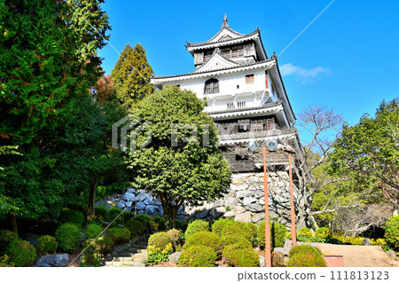 Suo Province: Iwakuni Castle's castle tower, stone wall, curved ring, and view in autumn 111813123