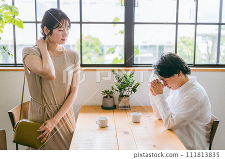 A woman leaving her seat at a cafe/restaurant and a man thinking (divorce/breakup/breakup) A woman leaving her seat at a cafe/restaurant and a man thinking (divorce/breakup/breakup) 111813835