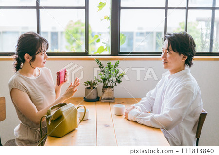 拒絕在咖啡館/餐廳用餐的女性 111813840