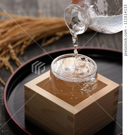 Japanese sake cold sake (masu sake) 111814133