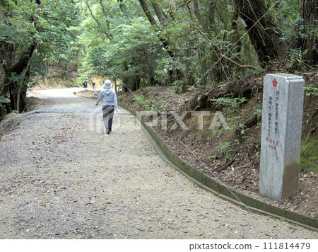 福岡縣築紫野市武藏七合目附近從天名山下山的女性 福岡縣築紫野市武藏七合目附近從天名山下山的女性 111814479
