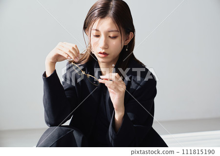 一個有著知性又酷的形象的女人 一個有著知性又酷的形象的女人 111815190