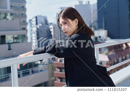 清爽的女商人 111815207