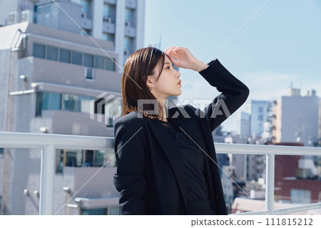 清爽的女商人 111815212