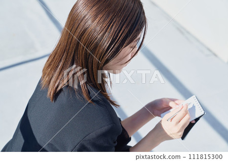 在屋頂上有記筆記的女商人 在屋頂上有記筆記的女商人 111815300