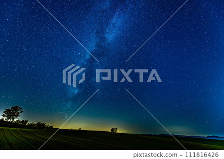 The starry sky of Biei Town, Hokkaido ~ A hill with a parent and child tree ~ The starry sky of Biei Town, Hokkaido ~ A hill with a parent and child tree ~ 111816426