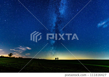 The starry sky of Biei Town, Hokkaido ~ A hill with a parent and child tree ~ The starry sky of Biei Town, Hokkaido ~ A hill with a parent and child tree ~ 111816427