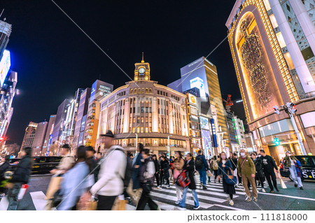 日本東京2月的城市景觀...銀座（夜景）像冠狀病毒大流行之前一樣擠滿了外國遊客...邁向希望的時代= 18日 111818000