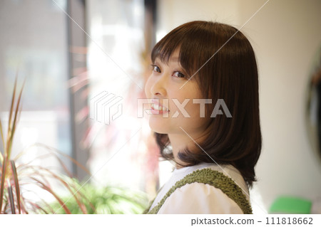 一個女人帶著微笑 一個女人帶著微笑 111818662