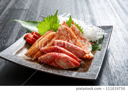 螃蟹魚糕，陶瓷盤上盛裝的各種螃蟹魚糕 111819730