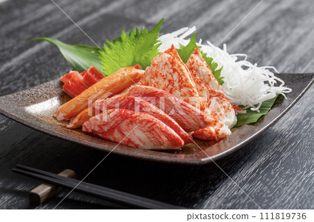 螃蟹魚糕，陶瓷盤上盛裝的各種螃蟹魚糕 111819736