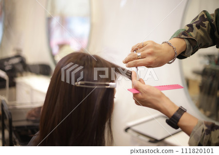 Male hairdresser cutting woman's hair Male hairdresser cutting woman's hair 111820101