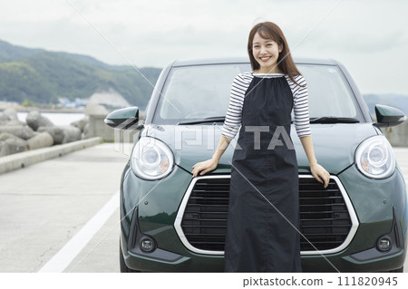 乘車旅行的可愛女人 111820945