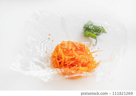 用微波爐和保鮮膜製成的胡蘿蔔納穆爾 111821269
