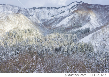 陽光照耀在雪山上的美景 陽光照耀在雪山上的美景 111821654