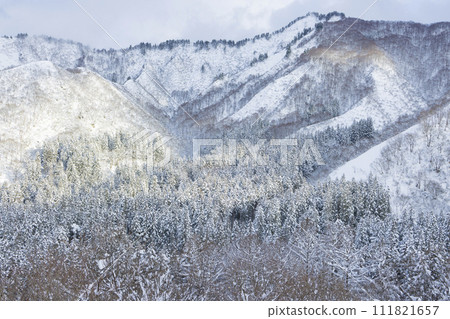 陽光照耀在雪山上的美景 陽光照耀在雪山上的美景 111821657