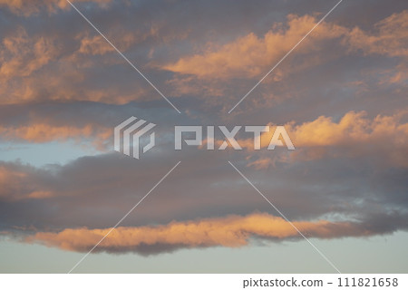 橙色染色的雲 橙色染色的雲 111821658