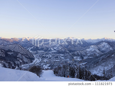 太陽落在一座美麗的雪山上 111821973