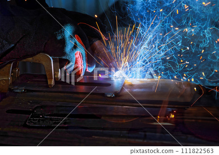 Workers welding steel using argon gas generate sparks that smoke during work in factory Workers welding steel using argon gas generate sparks that smoke during work in factory 111822563