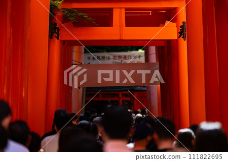 京都府、京都市、伏見稻荷神社、關西、近畿地區、鳥居、夏季旅遊、神社、寺廟、傳統文化、紅色、崇拜 京都府、京都市、伏見稻荷神社、關西、近畿地區、鳥居、夏季旅遊、神社、寺廟、傳統文化、紅色、崇拜 111822695