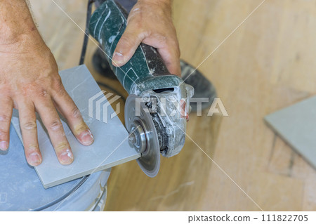 Using hand electric grinder with diamond blade for polishing tile corners 111822705