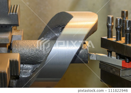 The lathe machine finish cutting the cast iron parts. 111822946